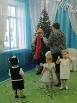 Первый Новогодний утренник в первой младшей группе Первый Новогодний утренник в первой младшей группе.